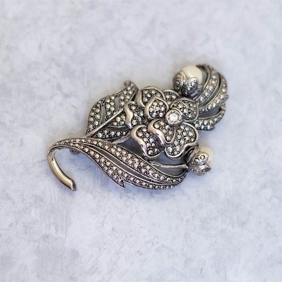 Vintage Silver Tone Artistic Abstract Flower Brooch by KJL For Avon - C11 - Picture 1 of 3